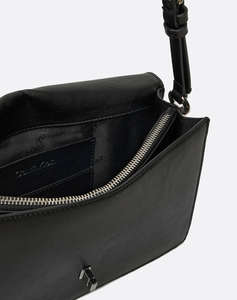 CALVIN KLEIN JEANS CK ELONGATED SHOULDER BAG (Dimensiuni: 26 x 17 x 7cm.)