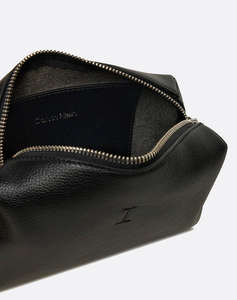 CALVIN KLEIN JEANS CK PLAQUE CAMERA BAG (Dimensiuni: 20 x 11 x 7cm.)