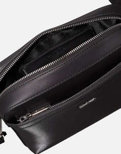 CALVIN KLEIN JEANS CK MUST CONVERTIBLE CAMERA BAG (Dimensiuni: 21.5 x 16.5 x 5cm.)