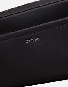 CALVIN KLEIN JEANS CK MUST CONVERTIBLE CAMERA BAG (Dimensiuni: 21.5 x 16.5 x 5cm.)