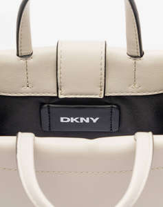 DKNY R44AZI34 CARTER CROSS BODY HANDBAG DKNY (Dimensiuni: 14 x 17 x 7.5cm.)