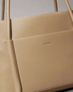 CALVIN KLEIN JEANS CK LINN MEDIUM SHOPPER (Dimensiuni: 24.5 x 20 x 6.5cm.)