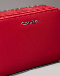 CALVIN KLEIN JEANS CK MUST MEDIUM ZIP AROUND WALLET (Dimensiuni: 12 x 10 x 3cm.)
