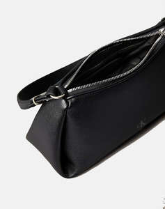 CALVIN KLEIN JEANS DROP SMALL SHOULDER BAG (Dimensiuni: 28 x 15 x 8cm.)