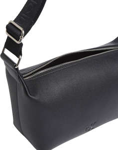 CALVIN KLEIN JEANS ULTRALIGHT SHOULDER BAG22 PU (Dimensiuni: 21.5 x 16 x 10cm.)