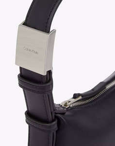 CALVIN KLEIN HARDWARE HANDLE MINI BAG (Dimensiuni: 14.5 x 22 x 6cm.)
