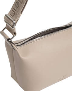 CALVIN KLEIN JEANS ULTRALIGHT SHOULDER BAG22 PU (Dimensiuni: 21.5 x 16 x 10cm.)
