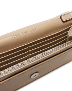 CALVIN KLEIN SCULPTED LONG FOLD STRAP WALLET (Dimensiuni: 19 x 11 x 2cm.)