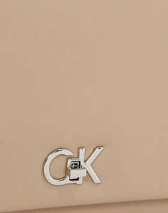 CALVIN KLEIN JEANS CK ELONGATED SHOULDER BAG (Dimensiuni: 26 x 17 x 7cm.)