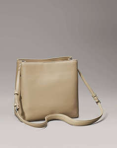 CALVIN KLEIN JEANS CK CONVERTIBLE BUCKET BAG (Dimensiuni: 23 x 25 x 13 cm.)