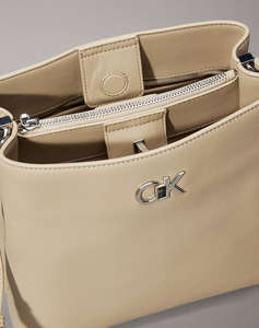 CALVIN KLEIN JEANS CK CONVERTIBLE BUCKET BAG (Dimensiuni: 23 x 25 x 13 cm.)