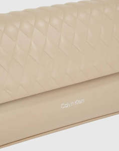 CALVIN KLEIN MINI QUILT CHAIN MINI CROSSBODY (Dimensiuni: 21 x 5,5 x 13cm.)