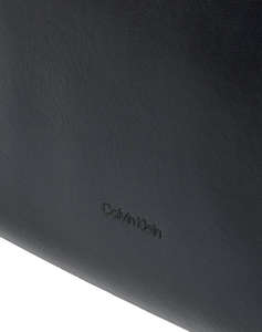 CALVIN KLEIN JEANS HARDWARE STRAP HOBO SHOULDER BAG (Dimensiuni: 34 x 36 x 10 cm.)