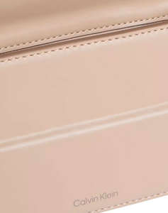 CALVIN KLEIN JEANS BELTED SMALL SHOULDER BAG (Dimensiuni: 23.5 x 12 x 6cm.)