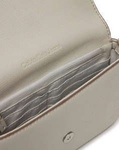 CALVIN KLEIN MINIMAL MONOGRAM EW FLAP PH/CB19 (Dimensiuni: 19 x 13 x 4 cm.)