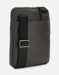 GUESS MILANO CROSSBODY FLAT GEANTA DE BARBATI (Dimensiuni: 19 x 23 x 2cm.)