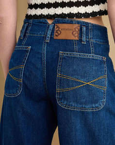 ATTRATTIVO PANTALONI SCURTI
