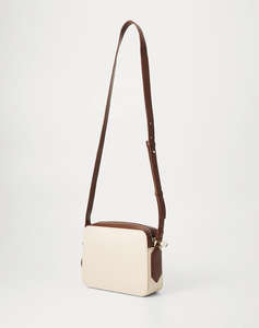 BOSS Liriel Crossbody MG 10251556 01 (Dimensiuni: 15 x 20 x 5cm.)
