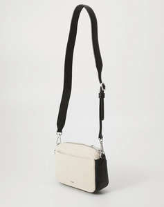 BOSS Anett Crossbody CV 10271597 01 (Dimensiuni : 19 x 13 x 6cm.)