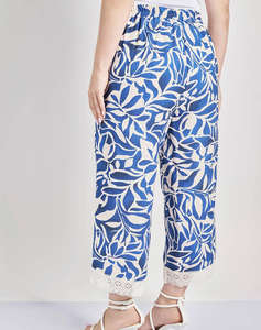 PARABITA Pantaloni cu imprimeu floral cropped cu aspect de in