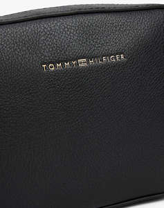 TOMMY HILFIGER TH LOGOTAPE CAMERA BAG (Dimensiuni: 19 x 13.5 x 5cm.)