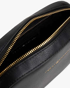 TOMMY HILFIGER TH LOGOTAPE CAMERA BAG (Dimensiuni: 19 x 13.5 x 5cm.)