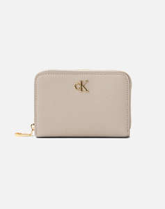 CALVIN KLEIN MNML MNGRM LTHR MD F(Dimensiuni: 8.5 x 11.5cm.)