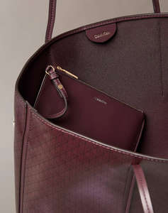 CALVIN KLEIN JEANS AOP TOTE W/ POUCH ON STRAP (Dimensiuni: 39 x 28 x 13cm.)