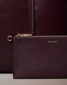CALVIN KLEIN JEANS AOP TOTE W/ POUCH ON STRAP (Dimensiuni: 39 x 28 x 13cm.)