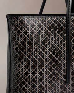 CALVIN KLEIN JEANS AOP TOTE W/ POUCH ON STRAP (Dimensiuni: 39 x 28 x 13cm.)