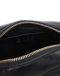 BOSS Sandy Crossbody 10263208 01 (Dimensiuni: 20 x 13 x 7.5cm.)