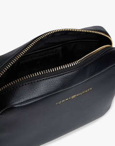 TOMMY HILFIGER TH LOGOTAPE CAMERA BAG (Dimensiuni: 20 x 6 x 13cm.)
