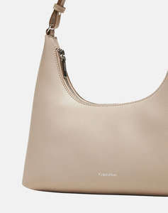 CALVIN KLEIN JEANS FOIL LOGO SHOULDER BAG (Dimensiuni: 30.5 x 13 x 7.5cm.)