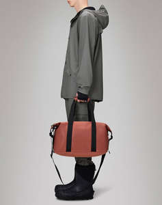 RAINS Hilo Weekend Bag Small W3 (Dimensiuni: 29 x 18 x 50cm.)