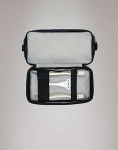 RAINS Otaru Wash Bag W3 (Dimensiuni: 20 x 14 x 33cm.)