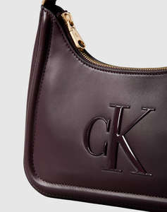 CALVIN KLEIN RAISED CK SMALL SHOULDER BAG (Dimensiuni: 25 x 18.5 x 6cm.)