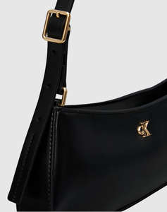 CALVIN KLEIN CK SMALL SHOULDER BAG (Dimensiuni: 27 x 11.5 x 4 cm.)