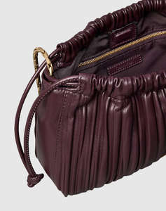 CALVIN KLEIN DRAWSTRING PLISSE CROSSBODY (Dimensiuni: 27 x 18 x 8cm.)