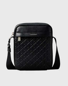 CALVIN KLEIN EMBLEM EMBOSS REPORTER (Dimensiuni: 16.5 x 20 x 6.5cm.)