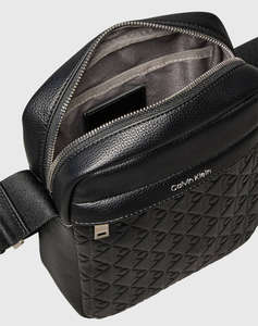 CALVIN KLEIN EMBLEM EMBOSS REPORTER (Dimensiuni: 16.5 x 20 x 6.5cm.)