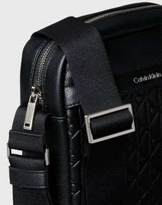 CALVIN KLEIN EMBLEM EMBOSS REPORTER (Dimensiuni: 16.5 x 20 x 6.5cm.)