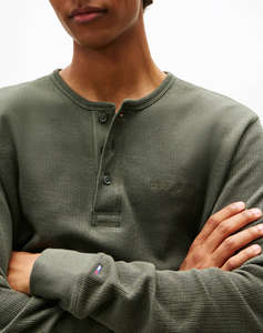 TOMMY JEANS TJM SLIM WAFFLE SCRIPT HENLEY