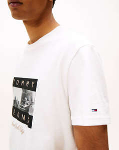 TOMMY JEANS TJM REG PHOTO FLAG SS TEE