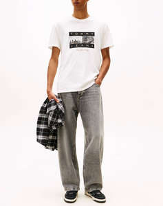 TOMMY JEANS TJM REG PHOTO FLAG SS TEE