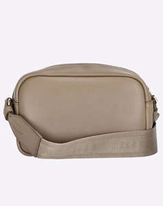 BOSS Sandy Crossbody 10263208 01 (Dimensiuni: 20 x 13 x 7.5cm.)