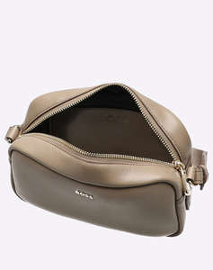 BOSS Sandy Crossbody 10263208 01 (Dimensiuni: 20 x 13 x 7.5cm.)